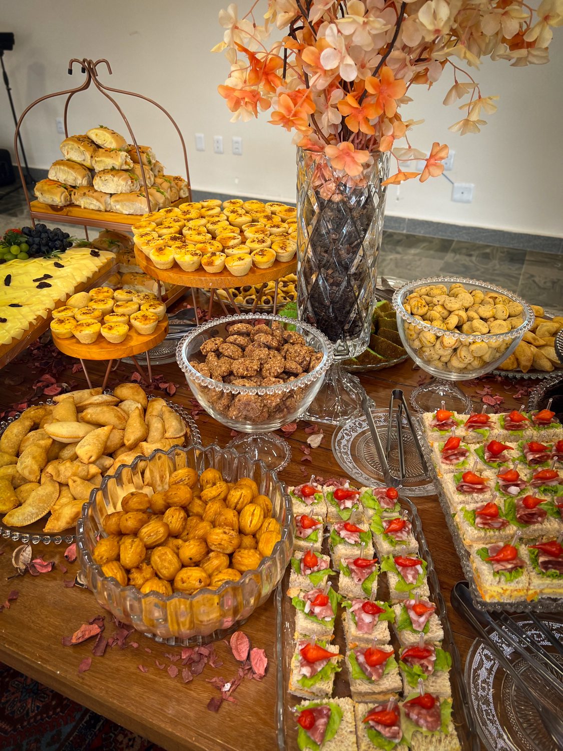 Mesa de buffet completa preparada pela Leve