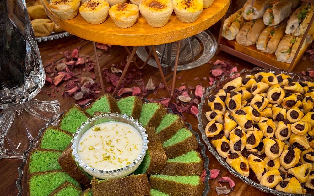 Mesa de coffee break montada pela Leve